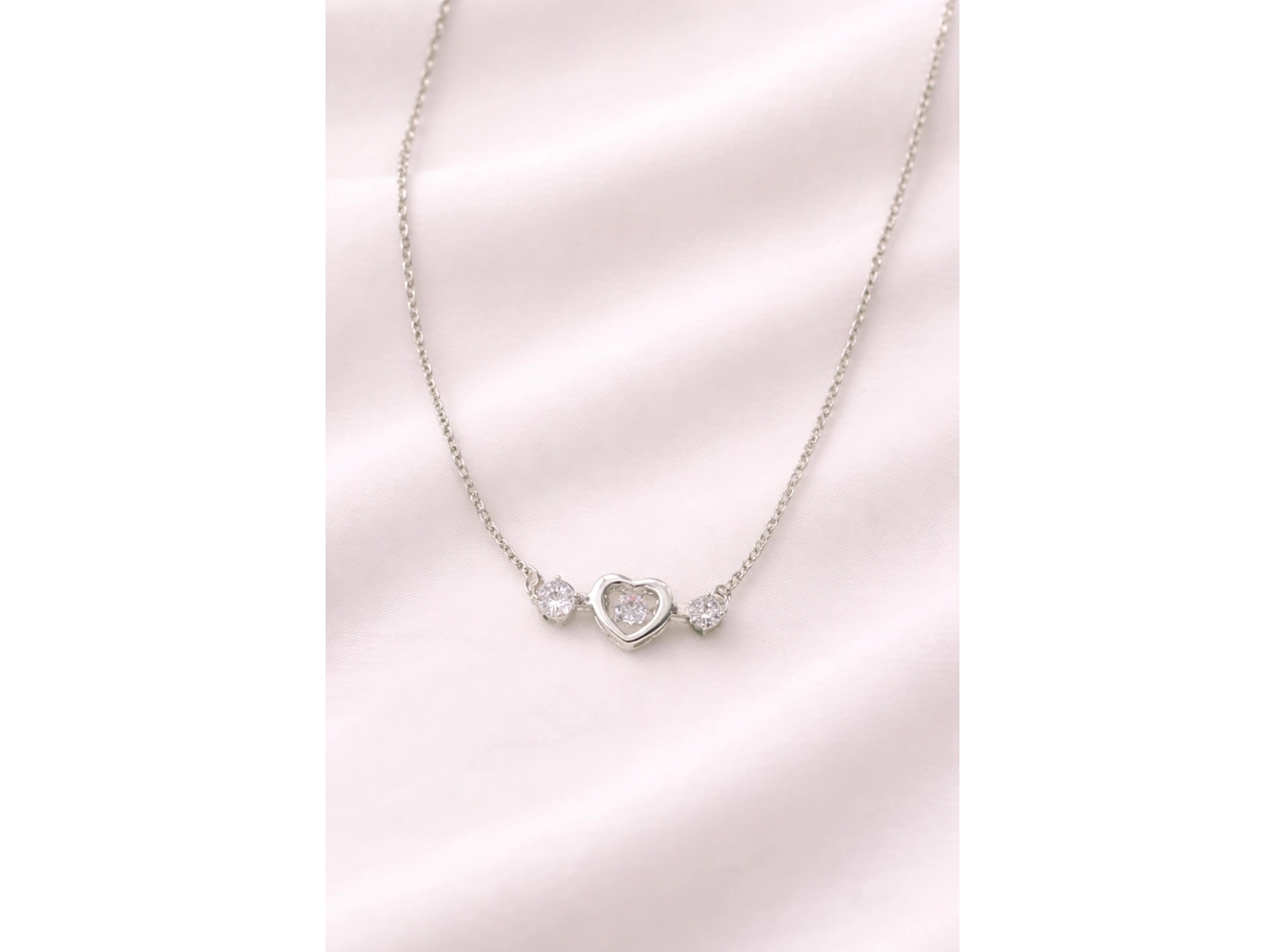 Gümüş Renk Kalp Figürlü Taş Detaylı Çelik Kolye