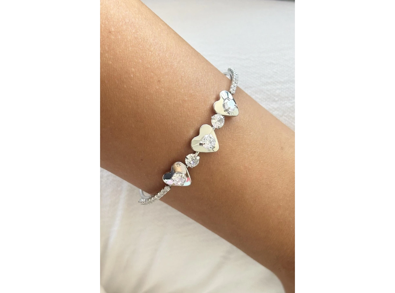 Gümüş Renk Kalp Figürlü Taş Detaylı Kelepçe Bileklik