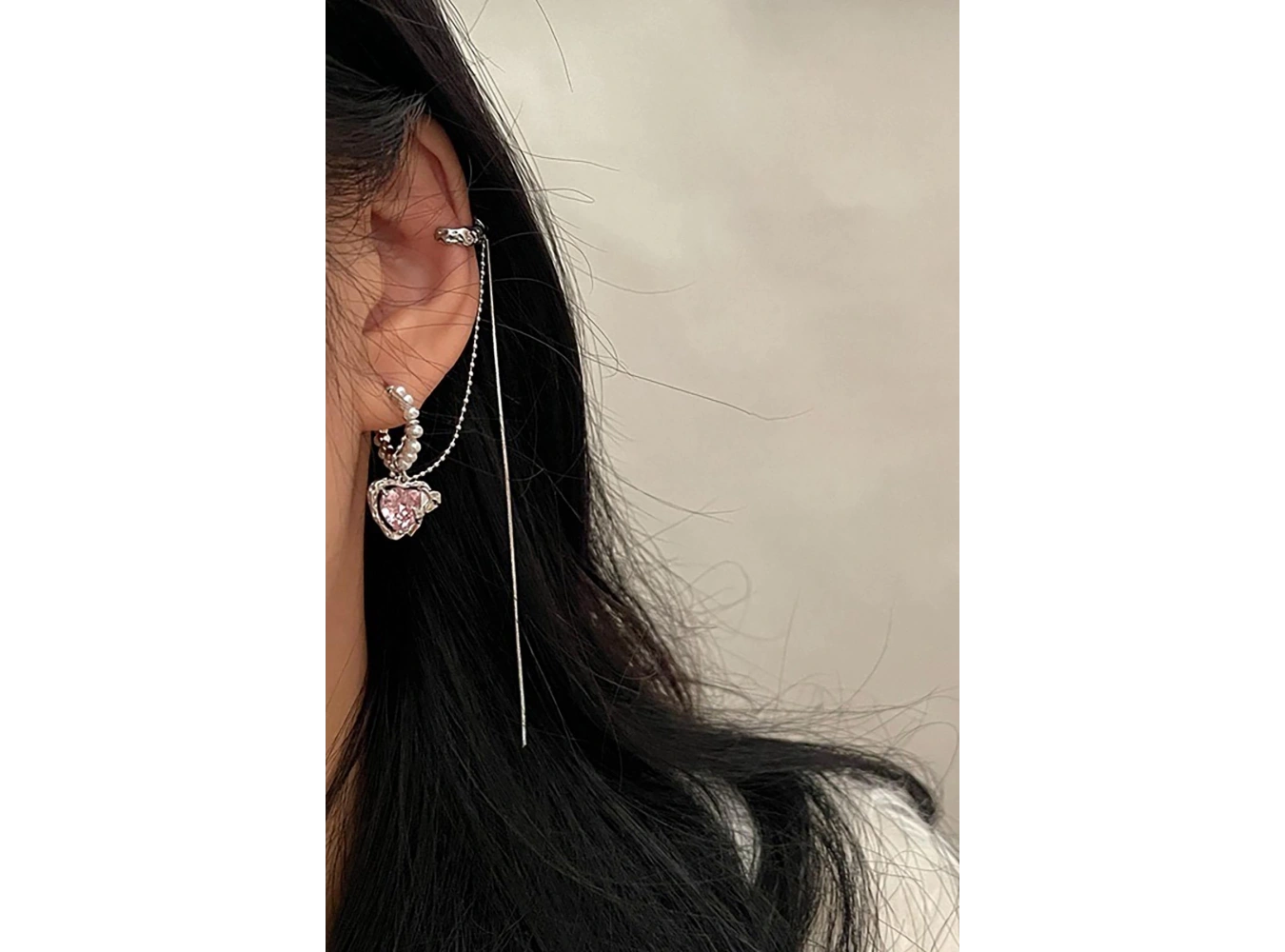 Gümüş Renk Kalp Figürlü Taş Detaylı Kulak Aksesuarı