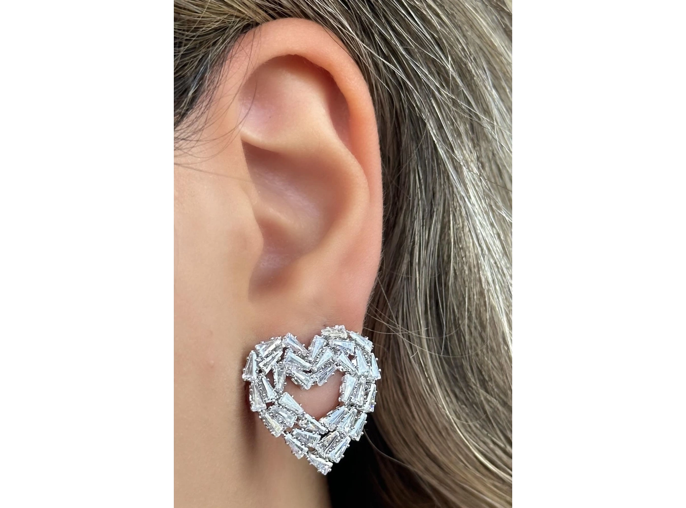 Gümüş Renk Kalp Figürlü Taş Detaylı Küpe (Çift)