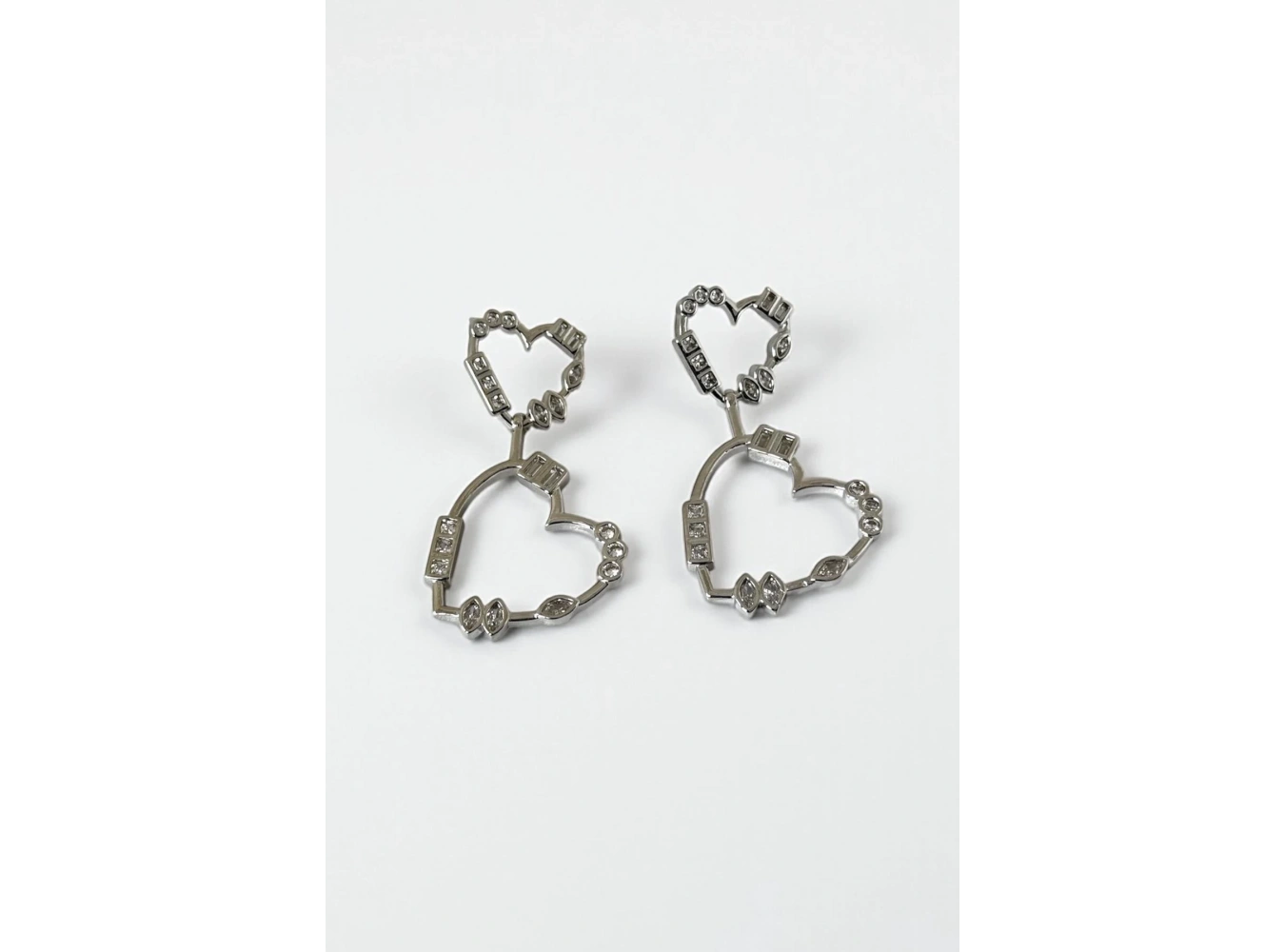 Gümüş Renk Kalp Figürlü Taş Detaylı Küpe (Çift)