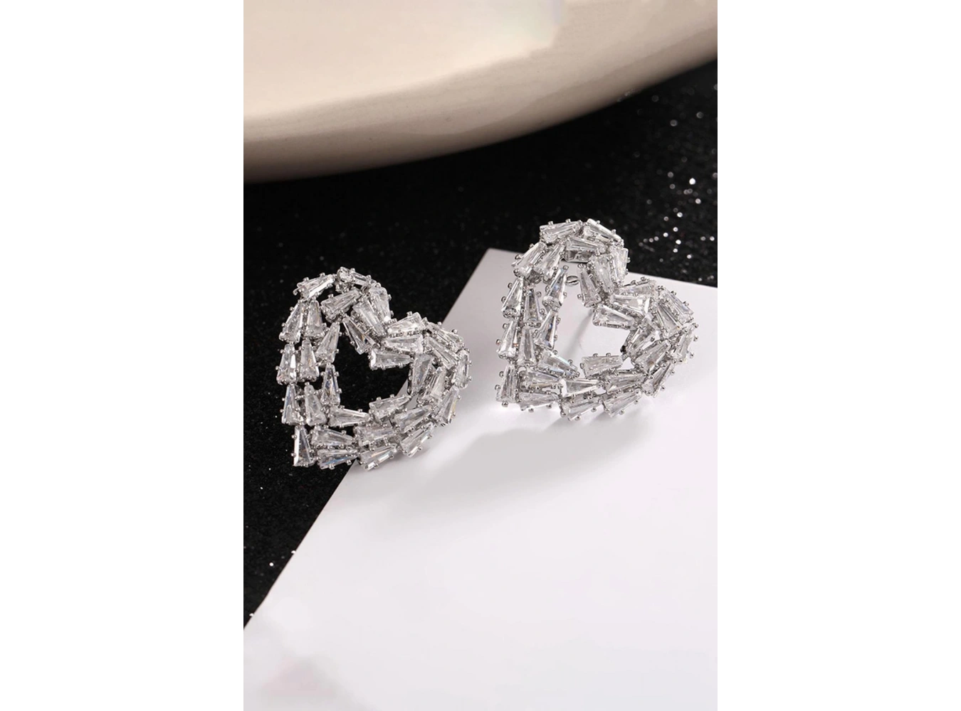 Gümüş Renk Kalp Figürlü Taş Detaylı Küpe (Çift)