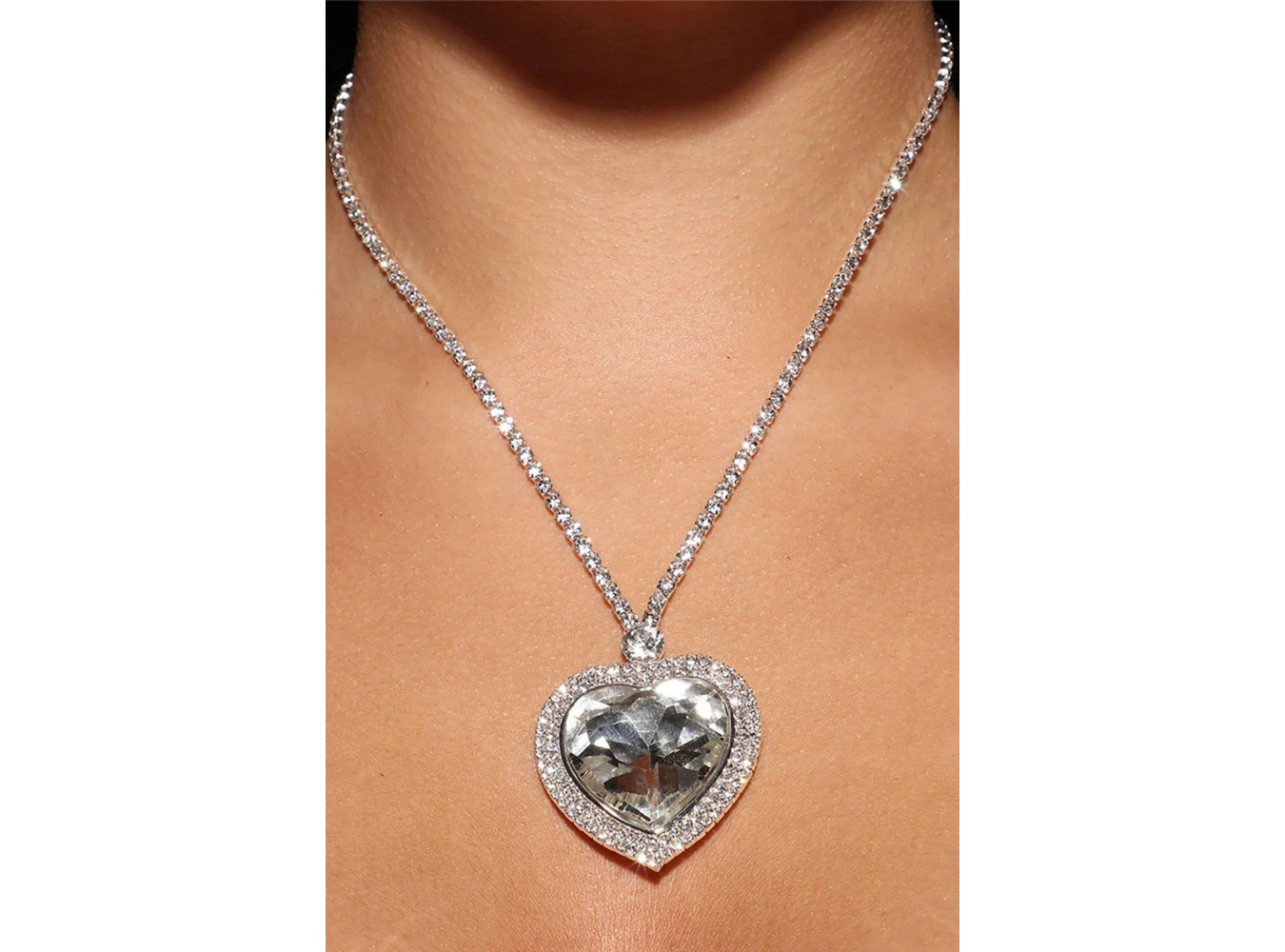 Gümüş Renk Kalp Figürlü Taş Detaylı Tasarım Abiye Kolye