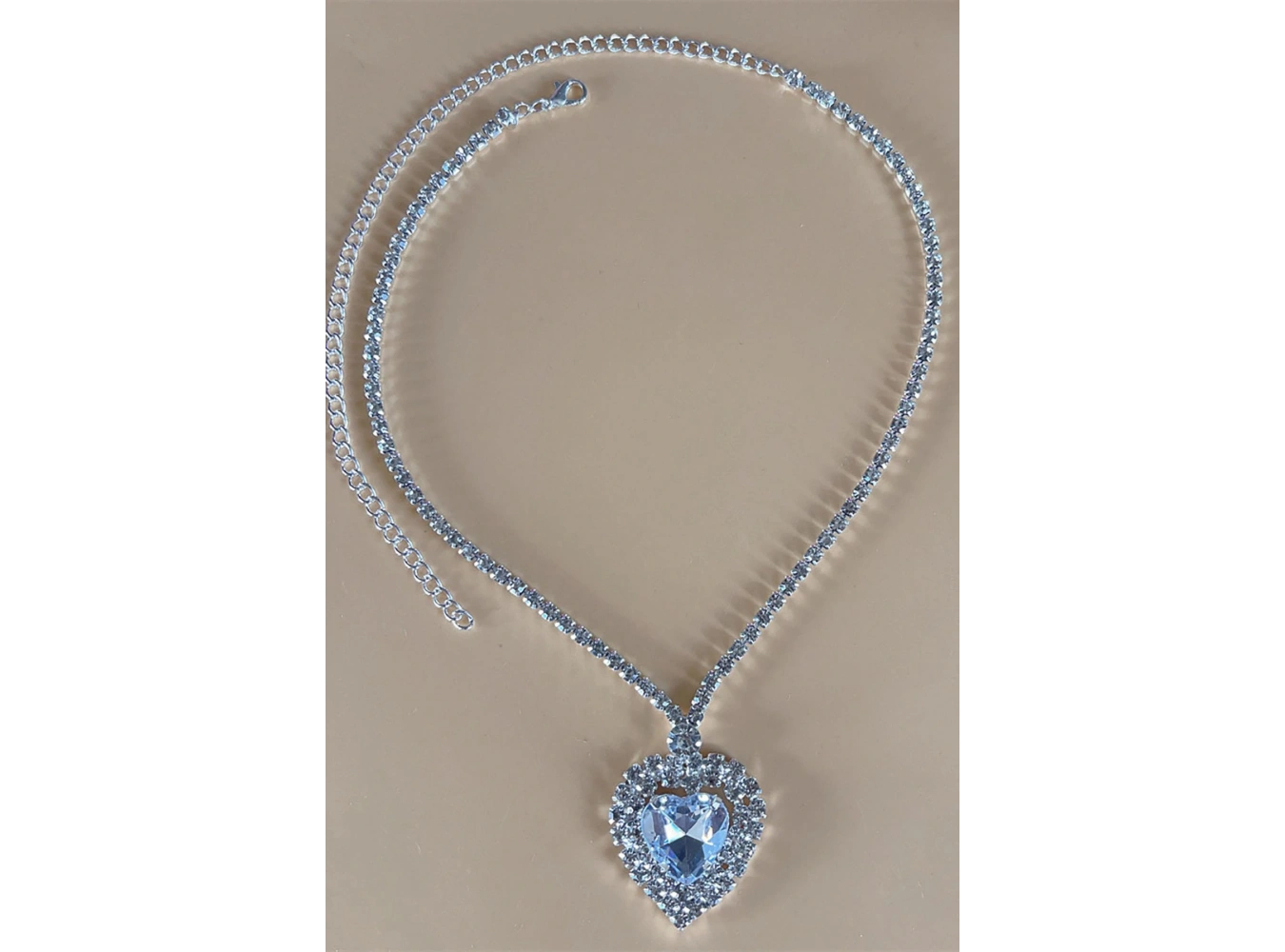 Gümüş Renk Kalp Figürlü Taş Detaylı Tasarım Abiye Kolye