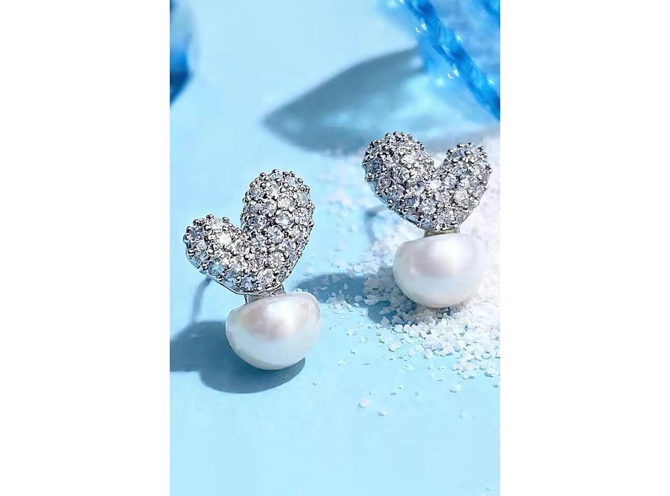 Gümüş Renk Kalp Figürlü Taş Ve İnci Detaylı 14K Altın Kaplama Küpe (Çift)