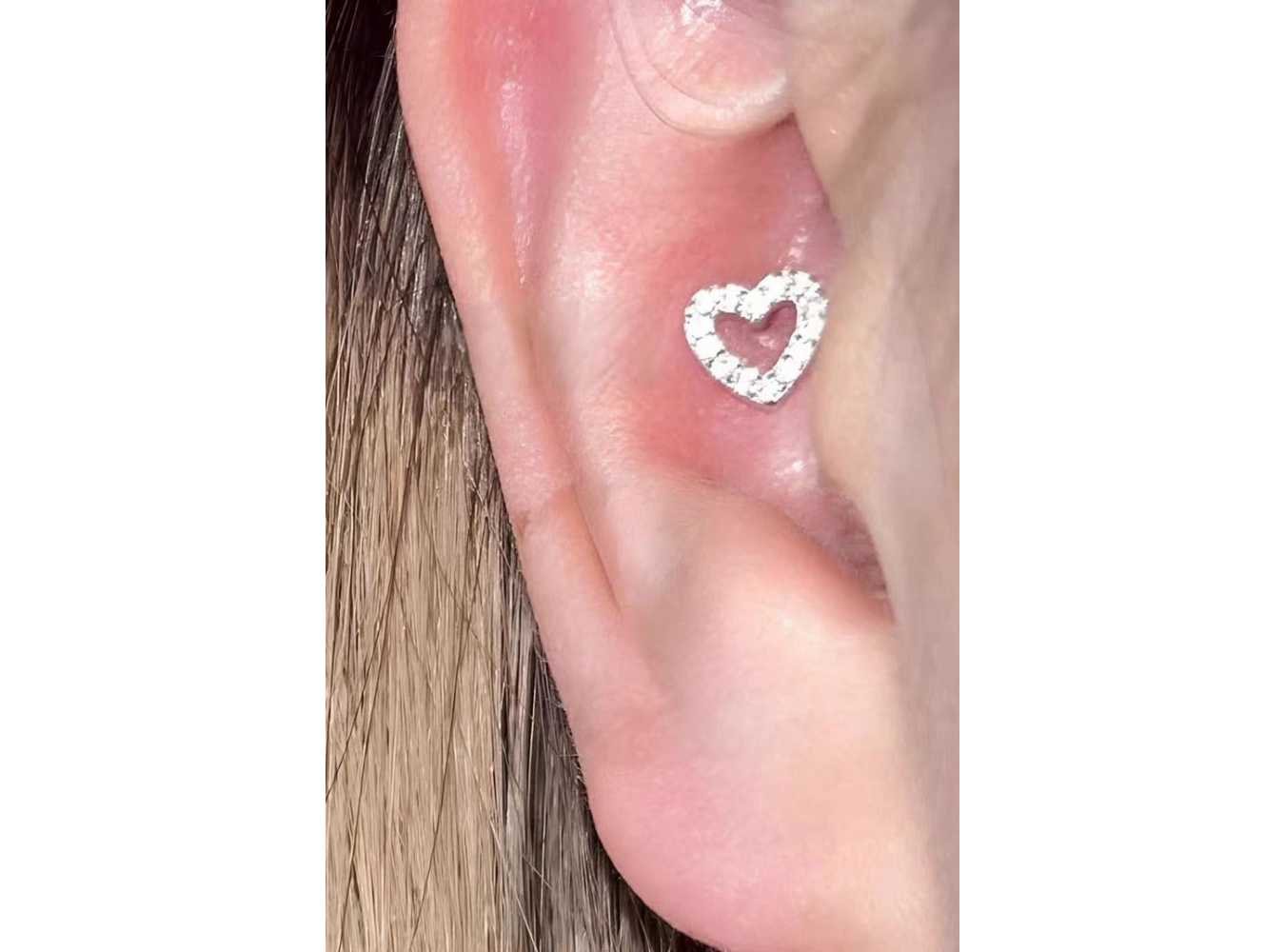 Gümüş Renk Kalp Figürlü Taşlı Cerrahi Çelik Tragus/Kıkırdak Küpe/Piercing (Tek)