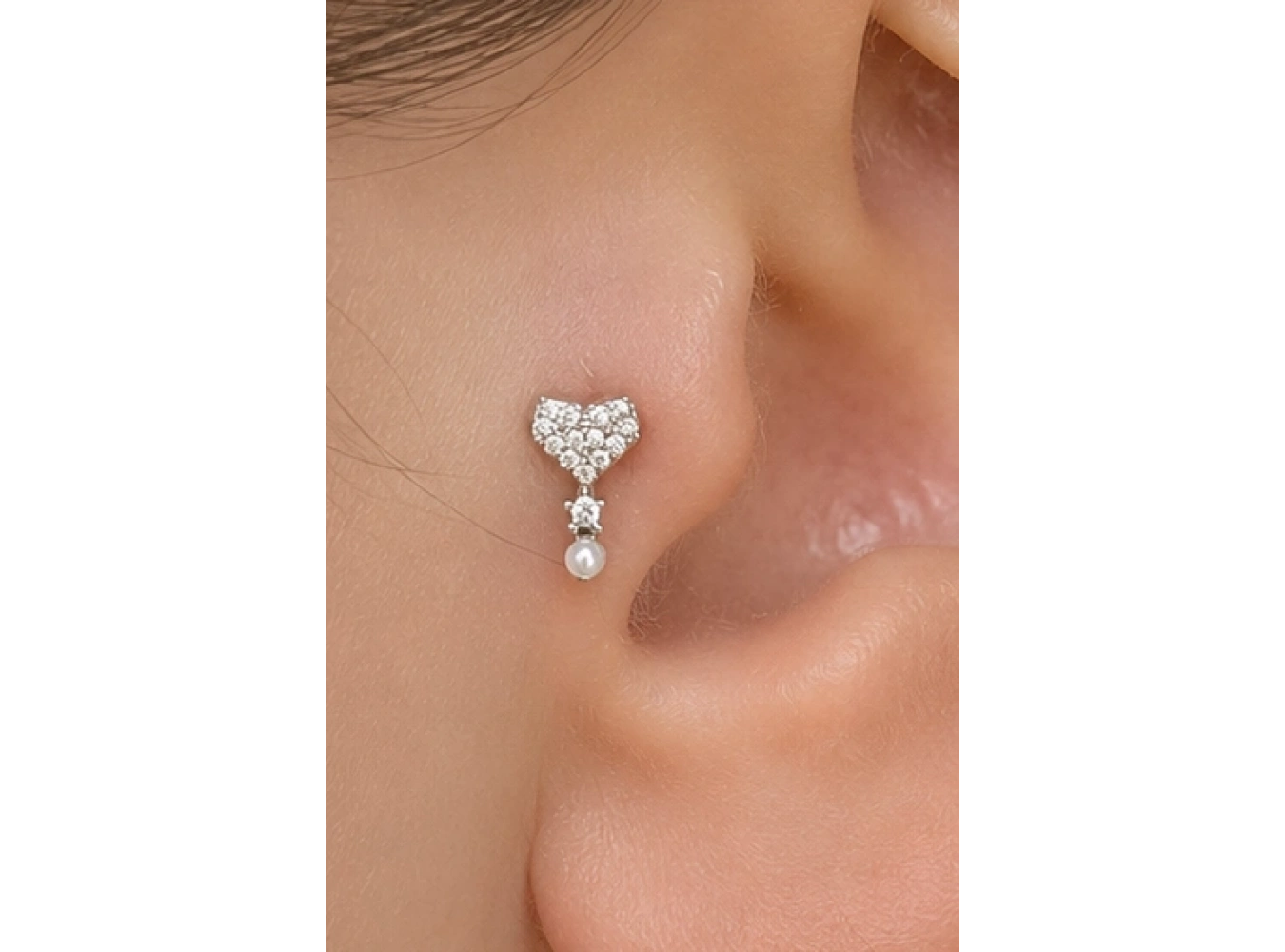 Gümüş Renk Kalp Figürlü Taşlı Cerrahi Çelik Tragus/Kıkırdak Küpe/Piercing (Tek)