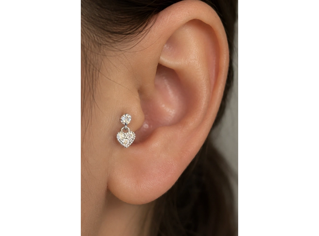 Gümüş Renk Kalp Figürlü Taşlı Cerrahi Çelik Tragus/Kıkırdak Küpe/Piercing (Tek)
