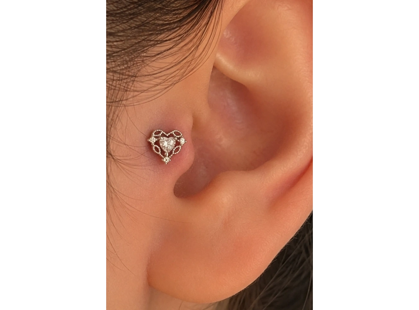 Gümüş Renk Kalp Figürlü Taşlı Cerrahi Çelik Tragus/Kıkırdak Küpe/Piercing (Tek)