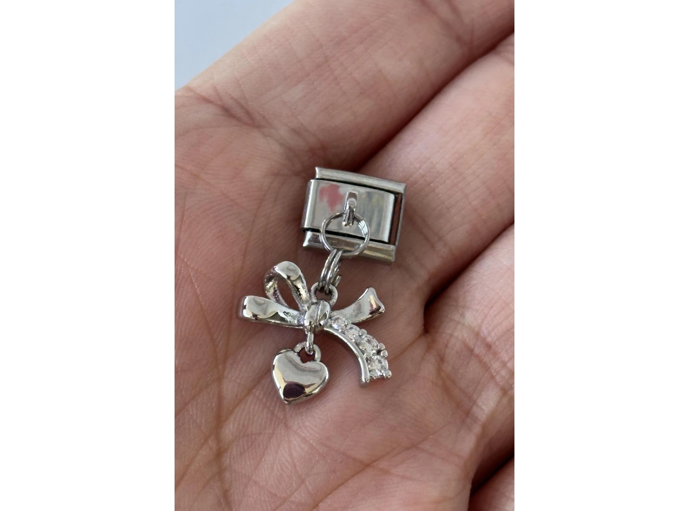 Gümüş Renk Kalp Ve Kurdele Figürlü Taş Detaylı Çelik Nomination Charm (Tek)