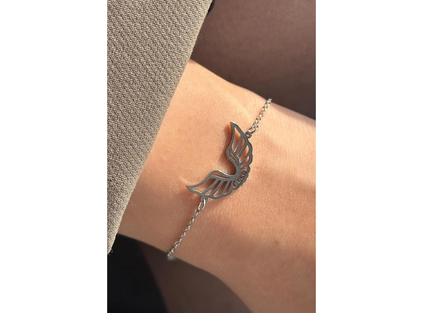 Gümüş Renk Kanat Figürlü Çelik Bileklik