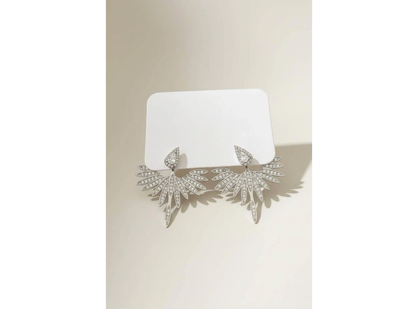 Gümüş Renk Kanat Figürlü Küpe (Çift)