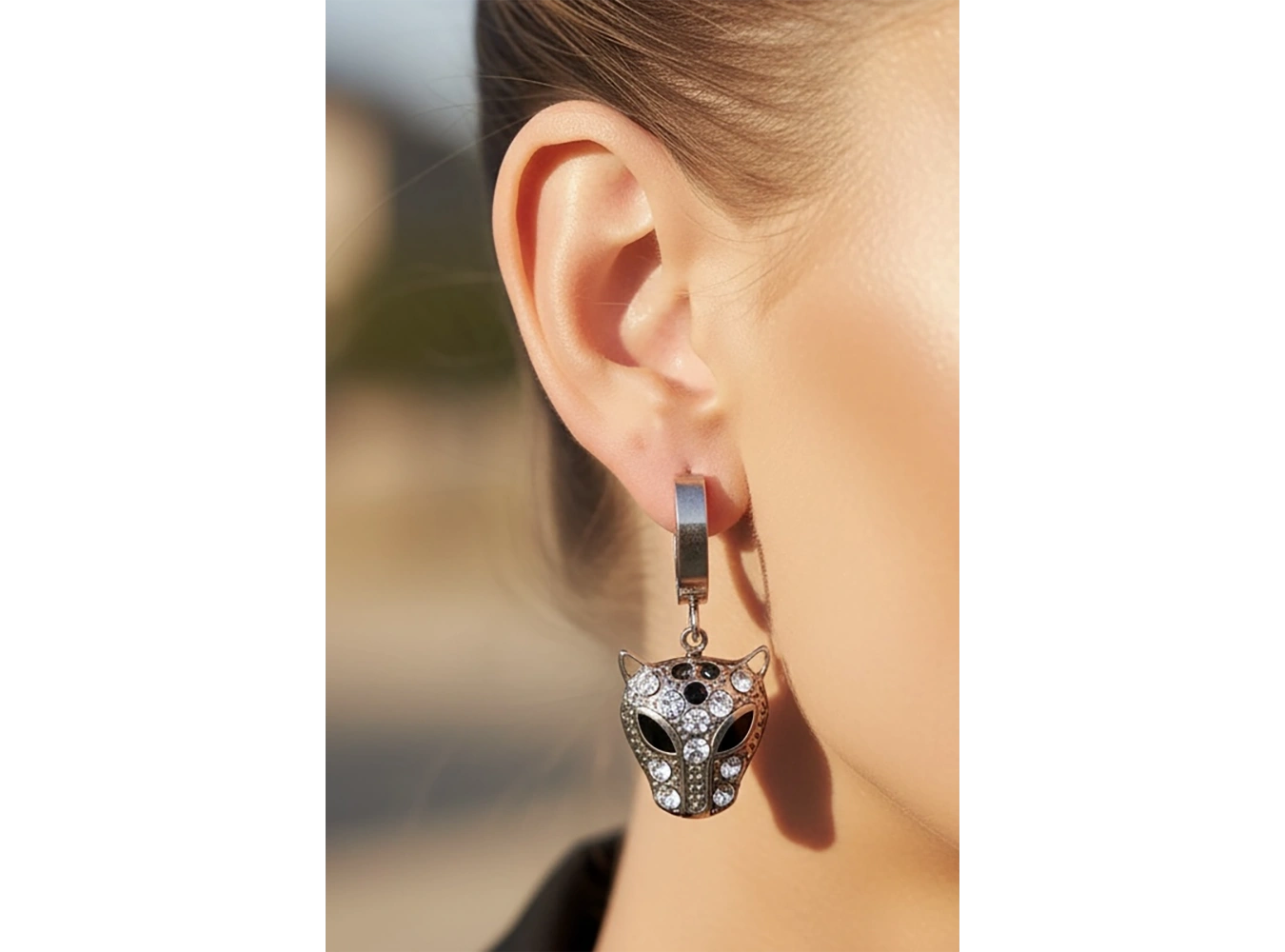 Gümüş Renk Kaplan Figürlü Taş Detaylı Çelik Küpe (Çift)