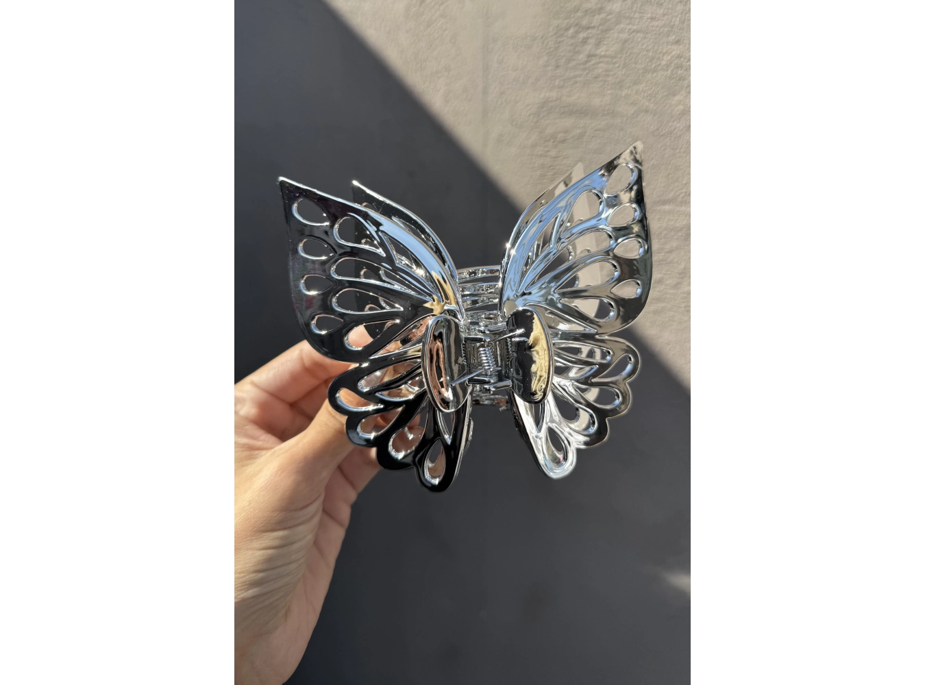 Gümüş Renk Kelebek Detaylı Mandal Toka