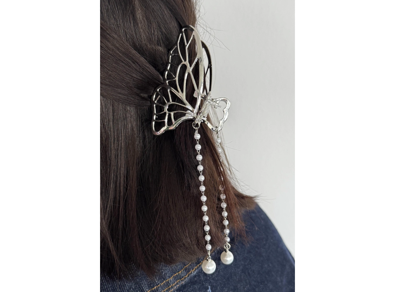 Gümüş Renk Kelebek Figürlü İnci Detaylı Metal Mandal Toka