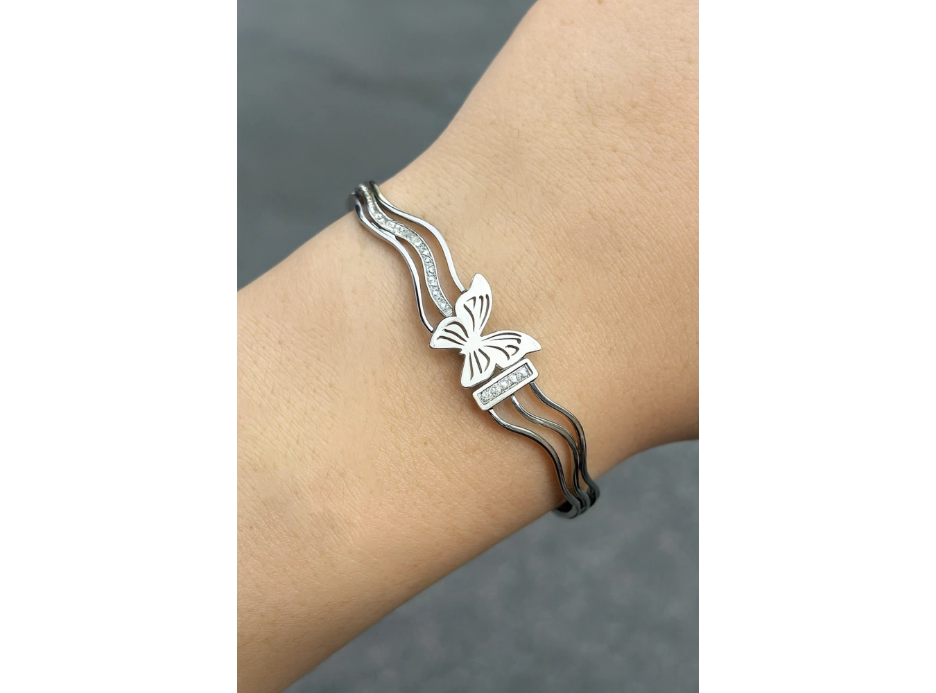 Gümüş Renk Kelebek Figürlü Kelepçe Bileklik