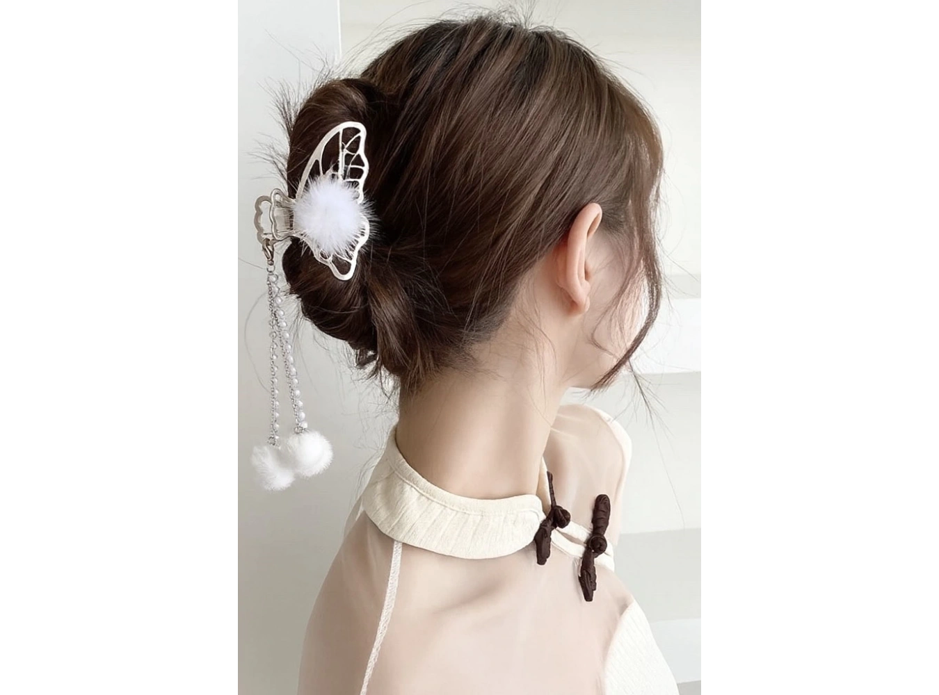 Gümüş Renk Kelebek Figürlü Ponpon Detaylı Mandal Toka