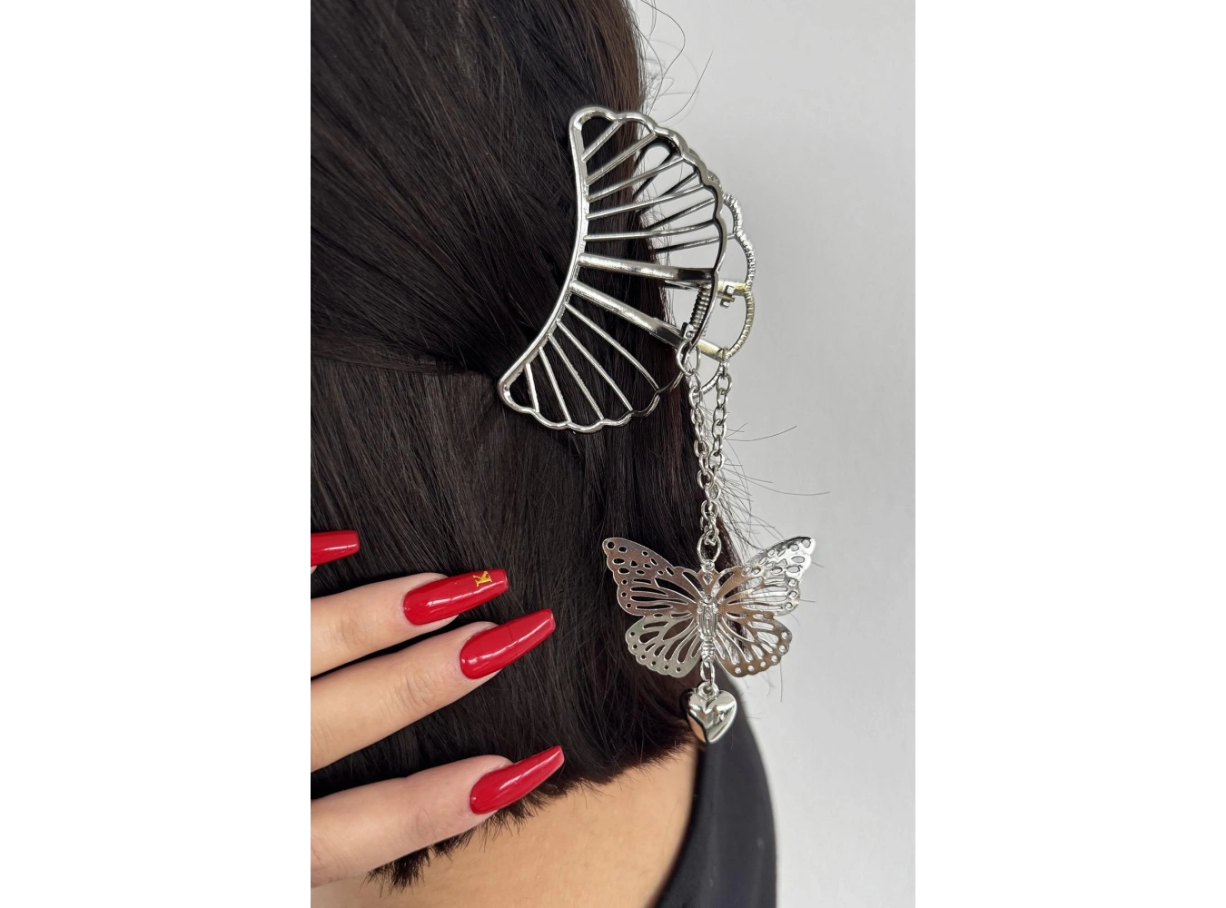 Gümüş Renk Kelebek Figürlü Sallantılı Metal Mandal Toka