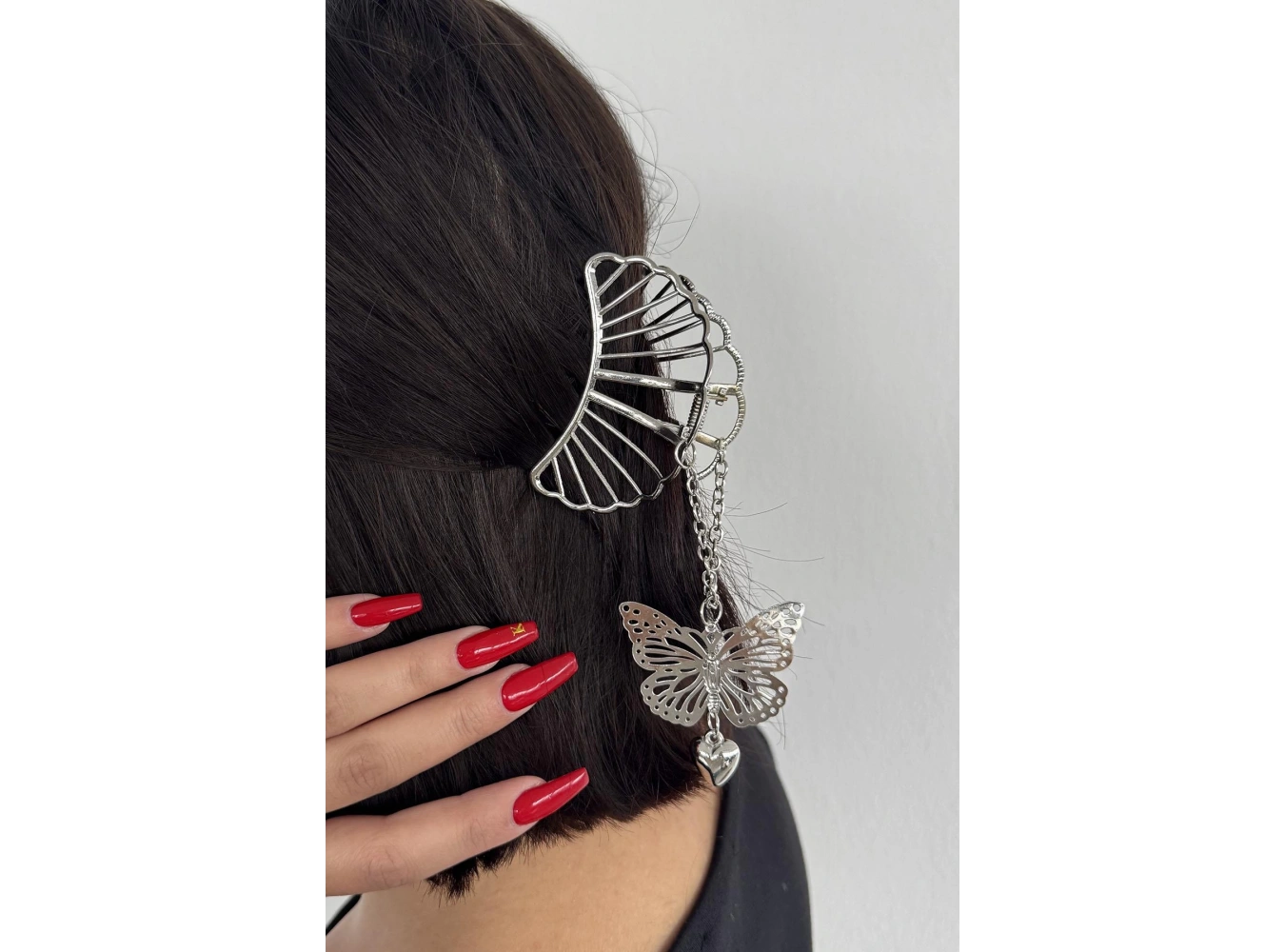 Gümüş Renk Kelebek Figürlü Sallantılı Metal Mandal Toka