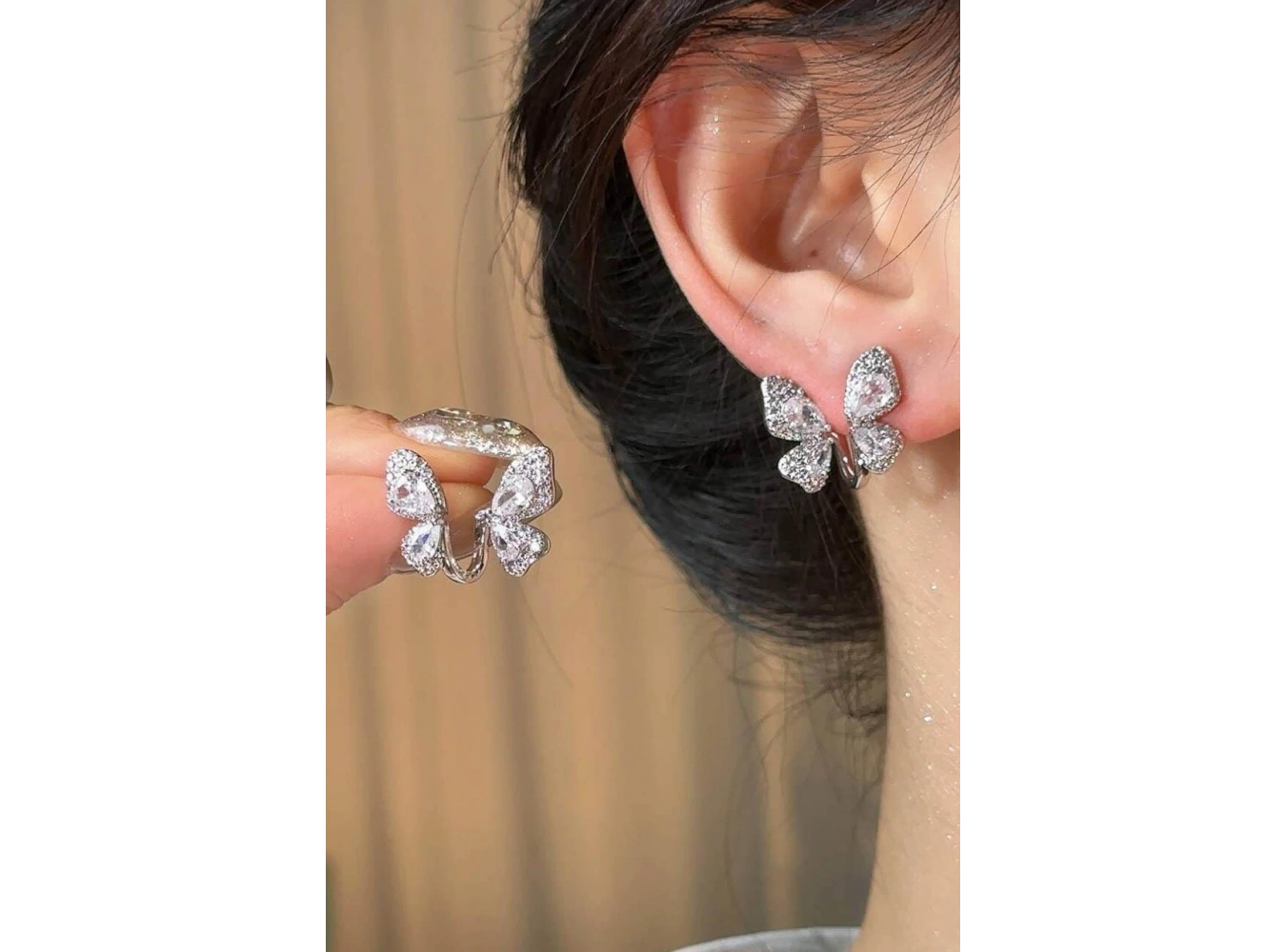 Gümüş Renk Kelebek Figürlü Taş Detaylı 14K Altın Kaplama Küpe (Çift)