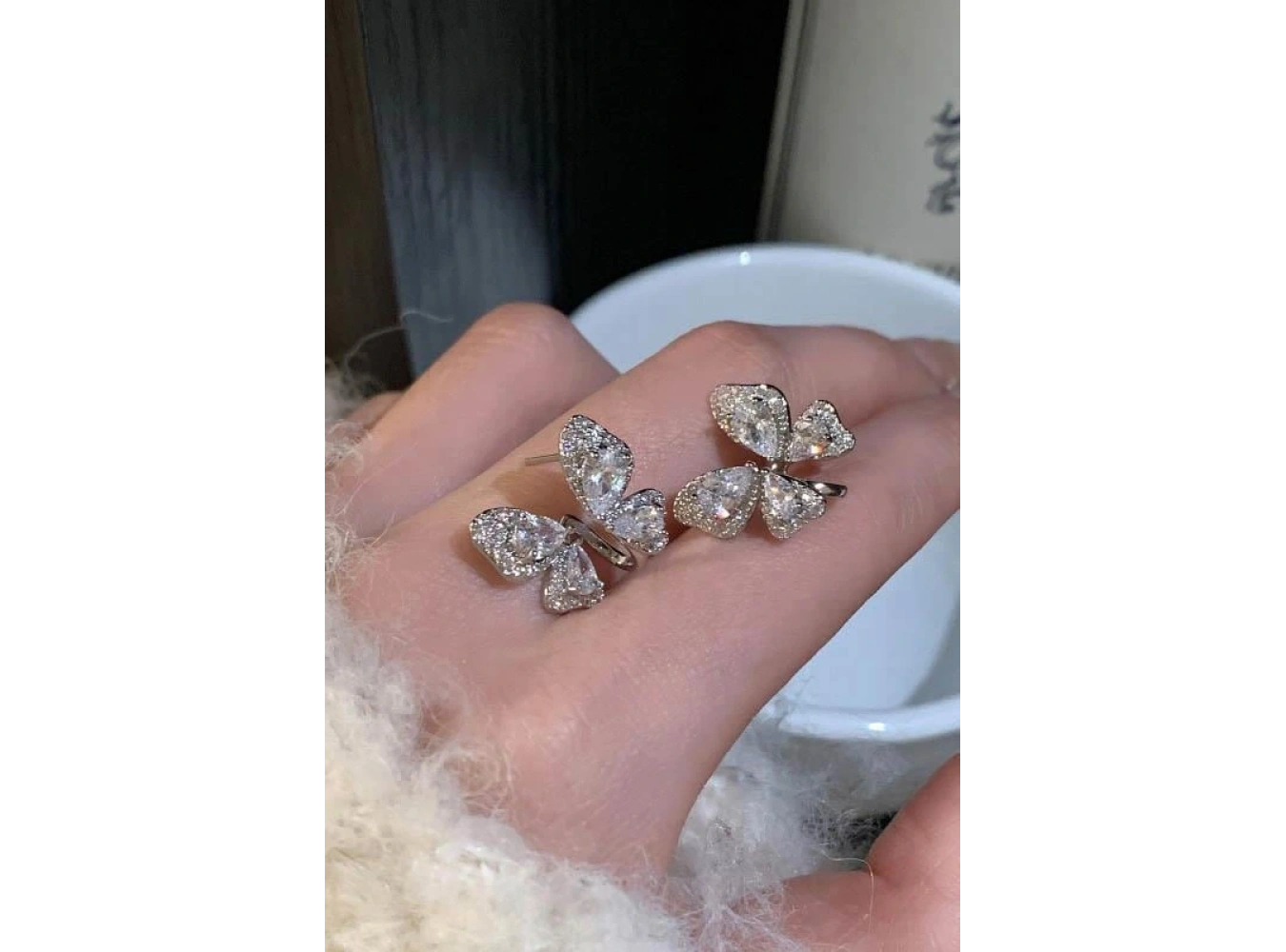 Gümüş Renk Kelebek Figürlü Taş Detaylı 14K Altın Kaplama Küpe (Çift)