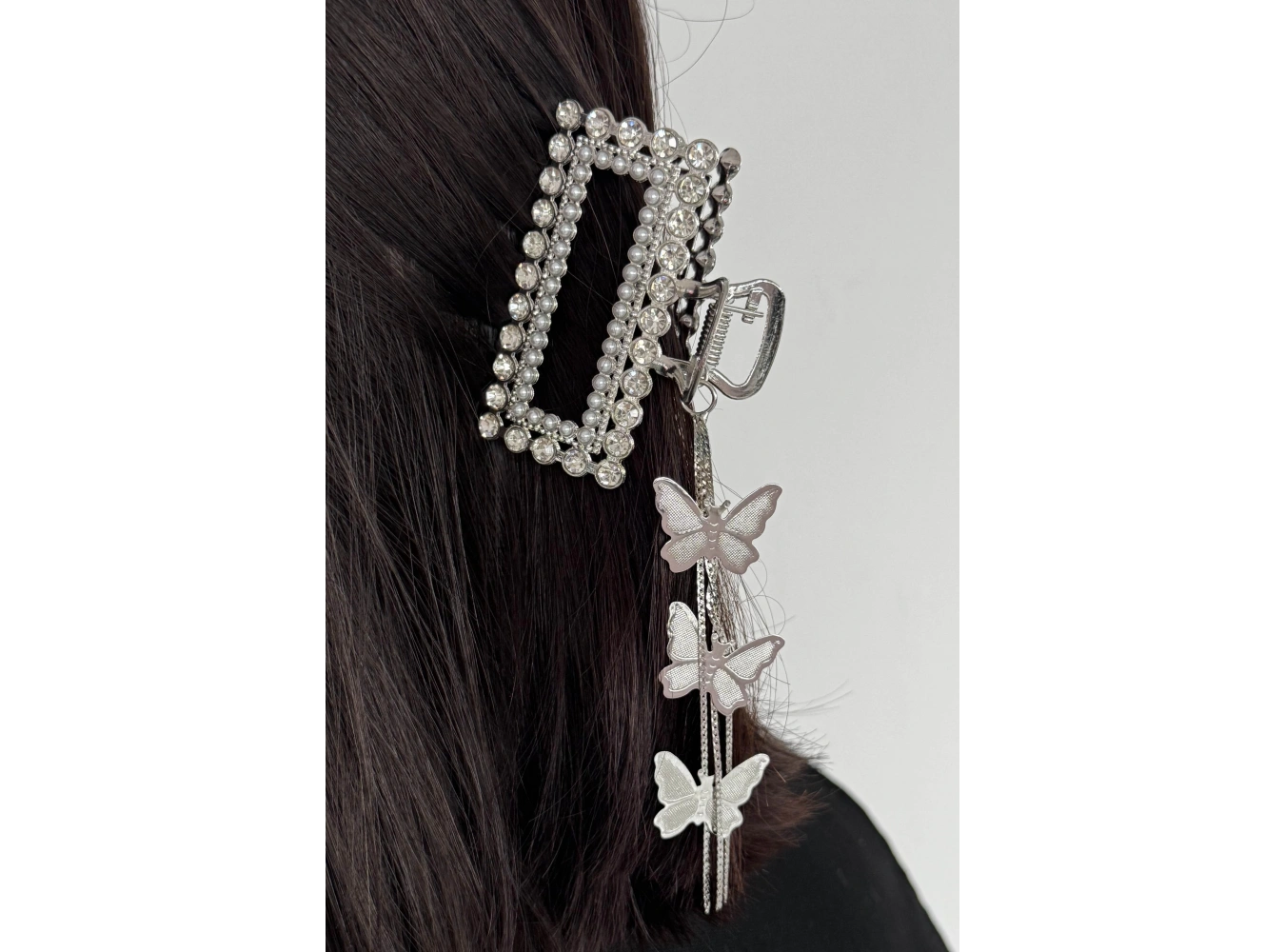 Gümüş Renk Kelebek Figürlü Taş Detaylı Sallantılı Mandal Toka