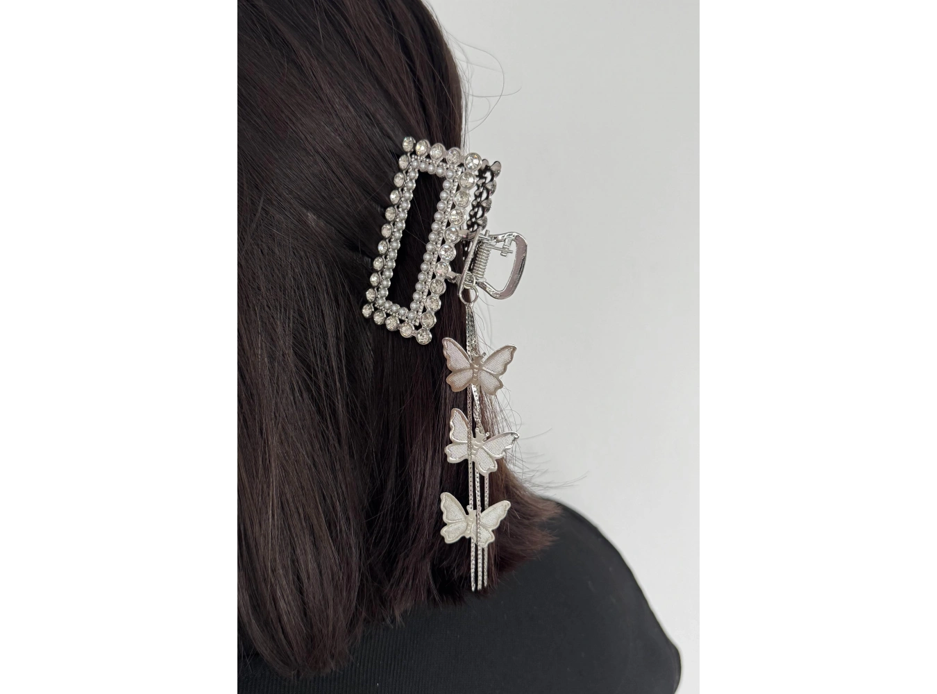 Gümüş Renk Kelebek Figürlü Taş Detaylı Sallantılı Mandal Toka