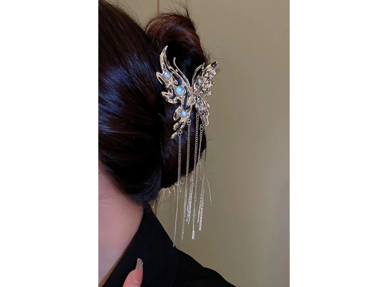 Gümüş Renk Kelebek Figürlü Taş Detaylı Sallantılı Metal Mandal Toka