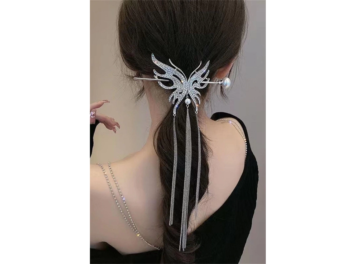 Gümüş Renk Kelebek Figürlü Taşlı Sallantılı Topuz Toka