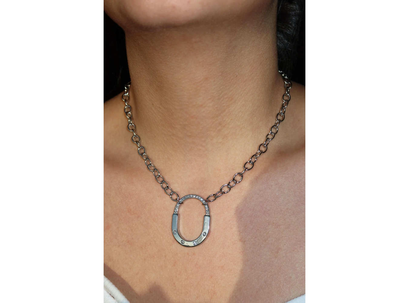 Gümüş Renk Kilit Figürlü Taş Detaylı Çelik Kolye