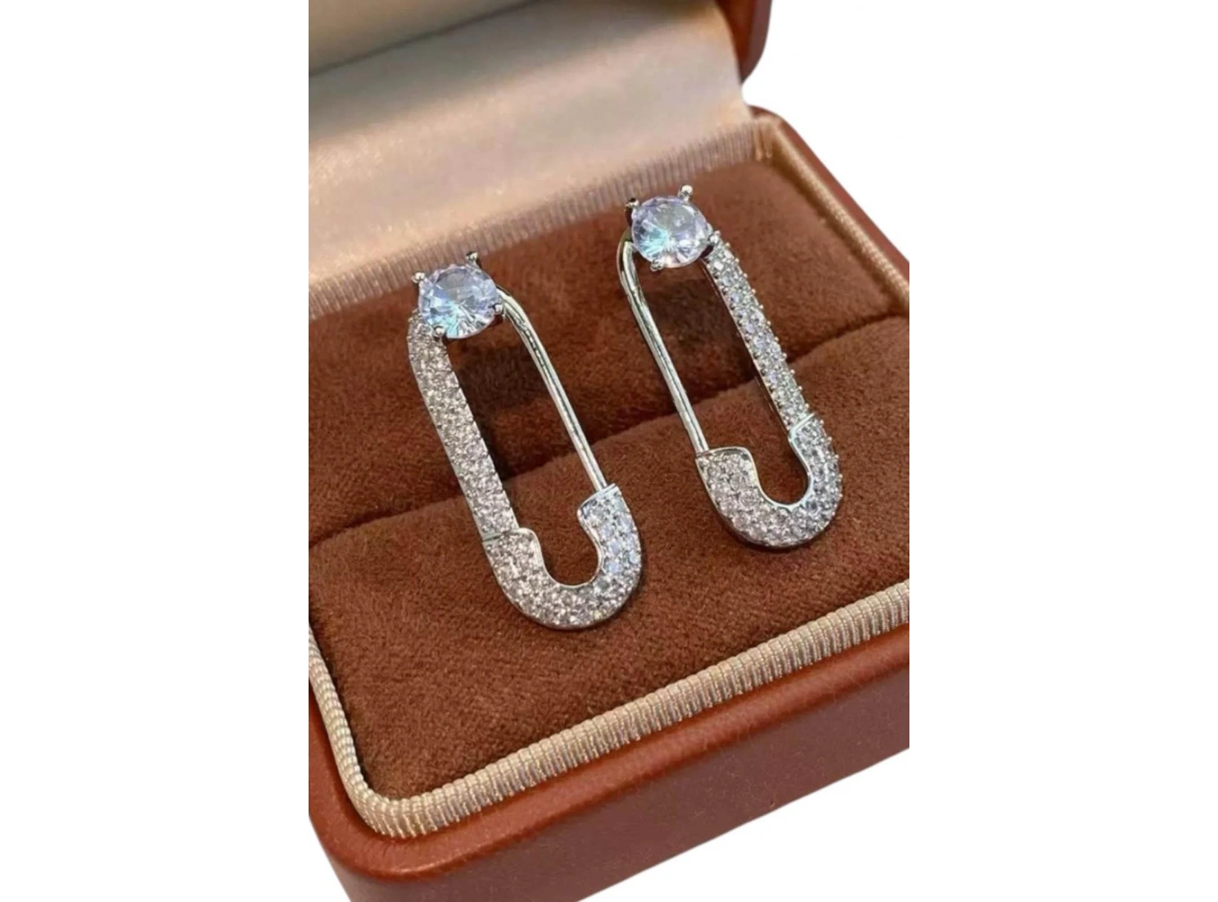 Gümüş Renk Kilit Figürlü Taş Detaylı Küpe (Çift)