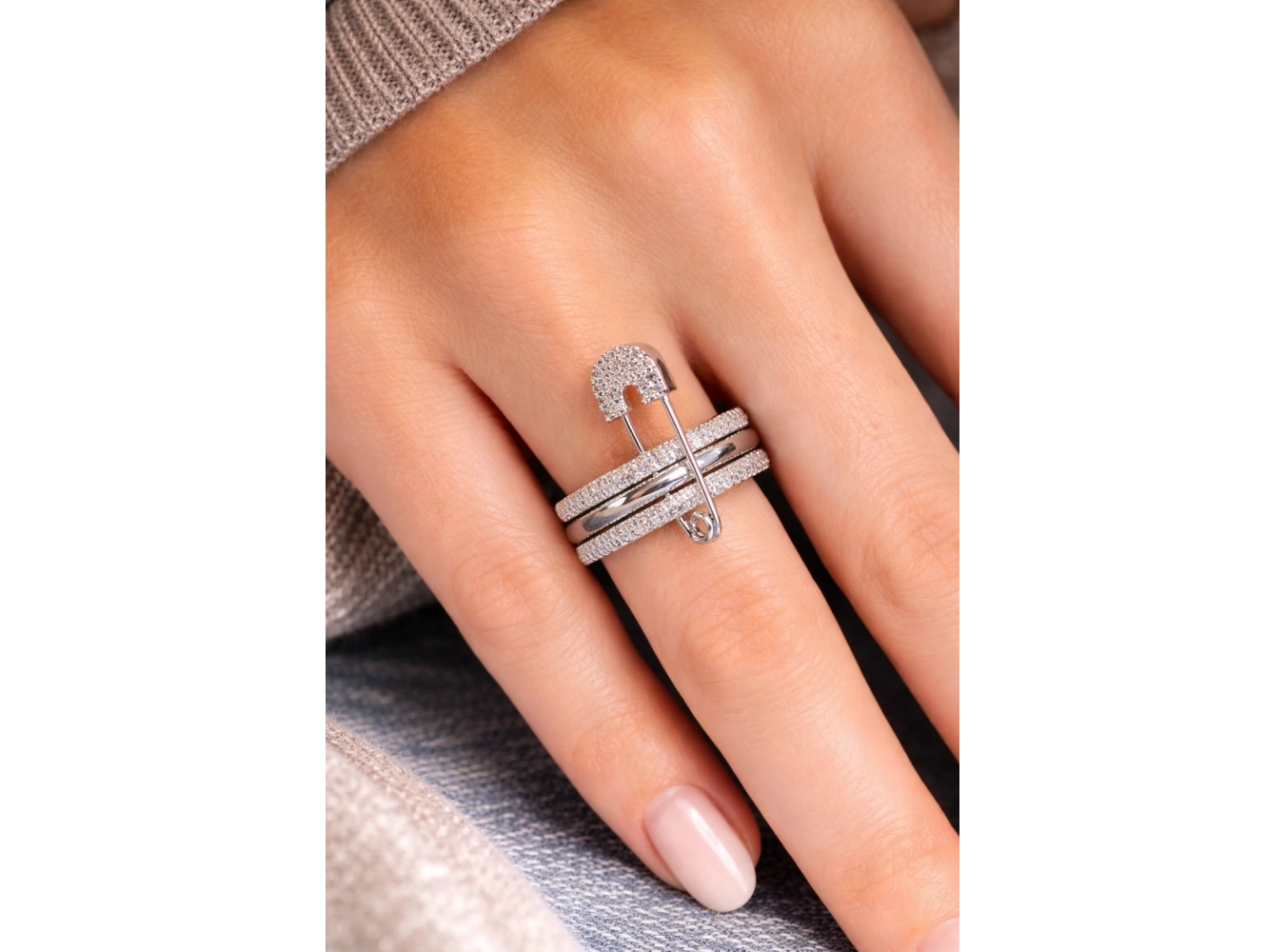 Gümüş Renk Kilitli İğne Detaylı Taşlı Yüzük