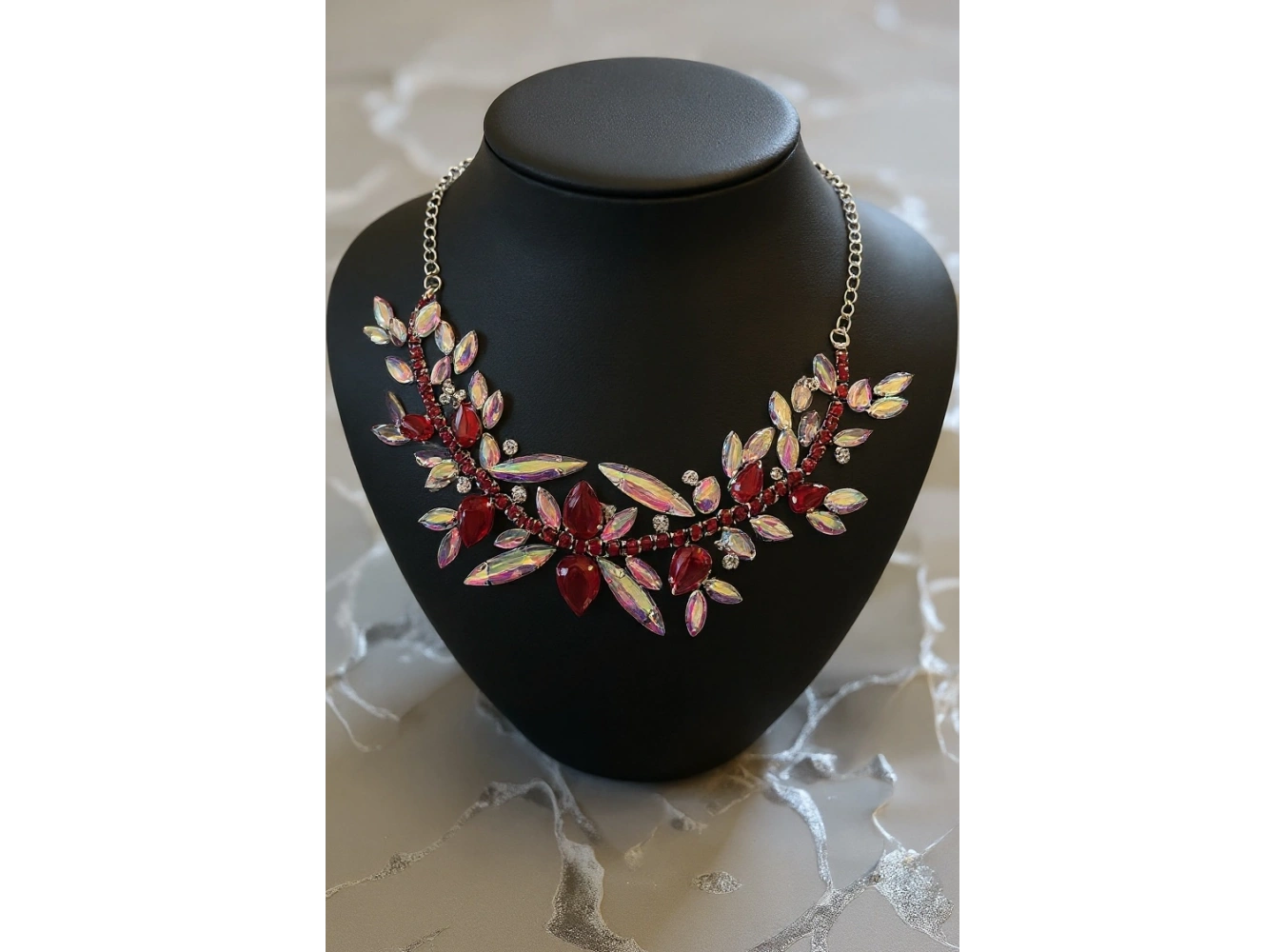 Gümüş Renk Kırmızı Taş Detaylı Tasarım Abiye Kolye