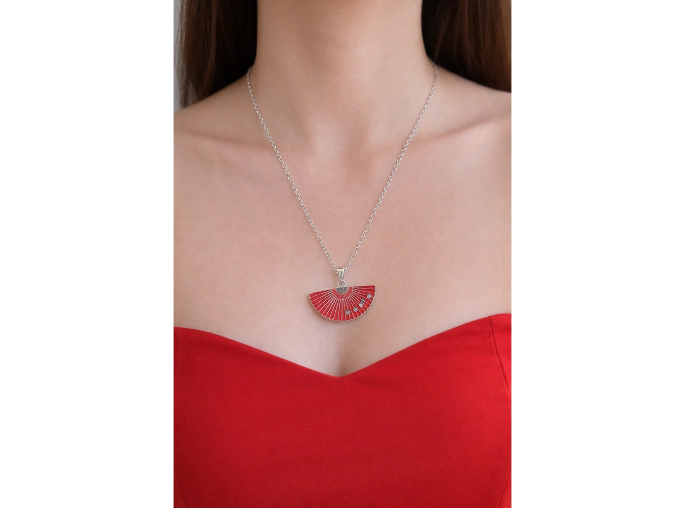 Gümüş Renk Kırmızı Yelpaze Figürlü Çelik Kolye