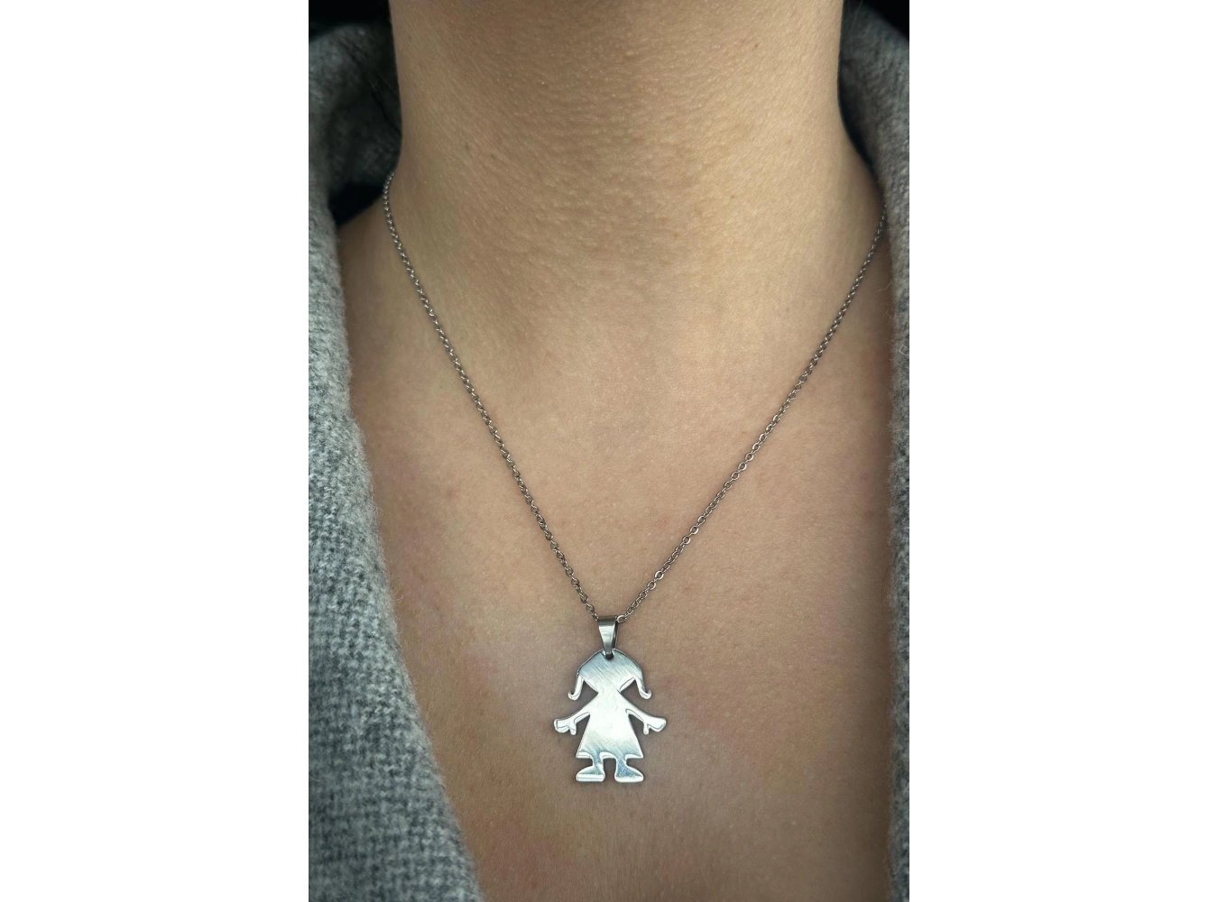 Gümüş Renk Kız Figürlü Çelik Kolye
