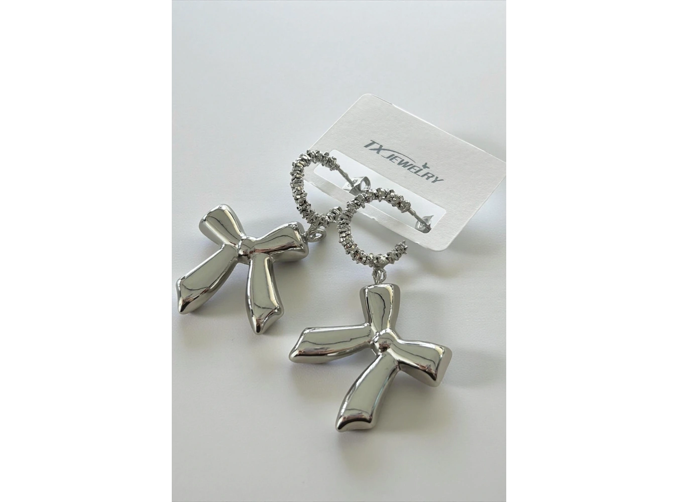 Gümüş Renk Kurdele Figürlü 14K Altın Kaplama TX Küpe (Çift)