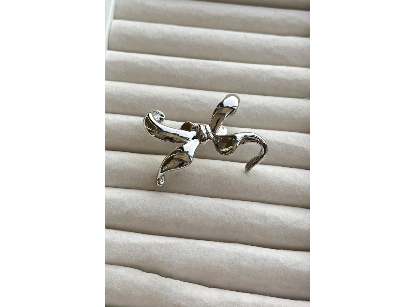 Gümüş Renk Kurdele Figürlü Kulak Aksesuar (Tek)