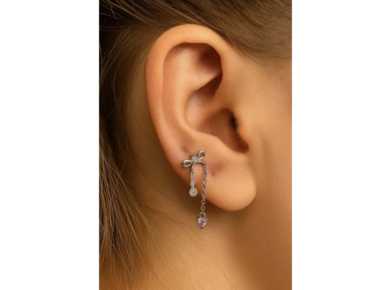 Gümüş Renk Kurdele Figürlü Sallantılı Cerrahi Çelik Tragus/Kıkırdak Küpe/Piercing (Tek)