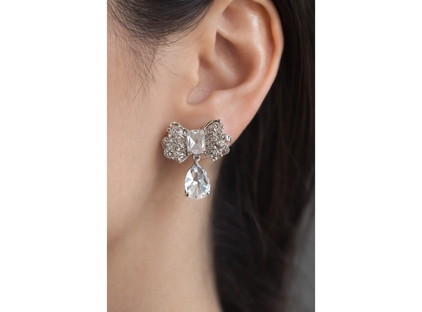 Gümüş Renk Kurdele Figürlü Taş Detaylı 14K Altın Kaplama Küpe (Çift)