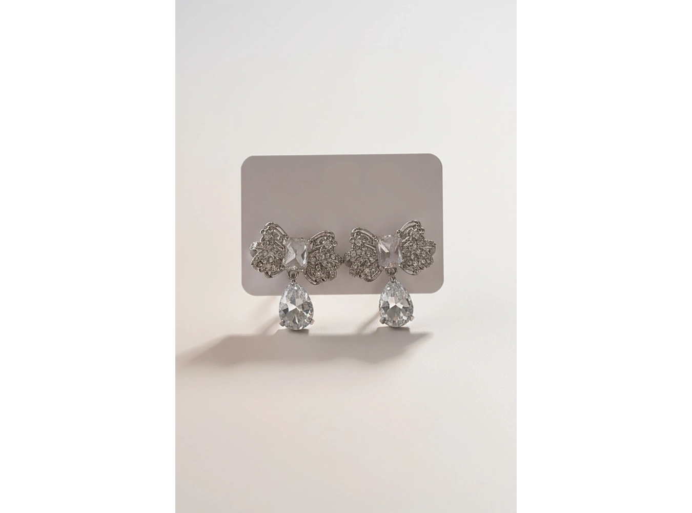 Gümüş Renk Kurdele Figürlü Taş Detaylı 14K Altın Kaplama Küpe (Çift)