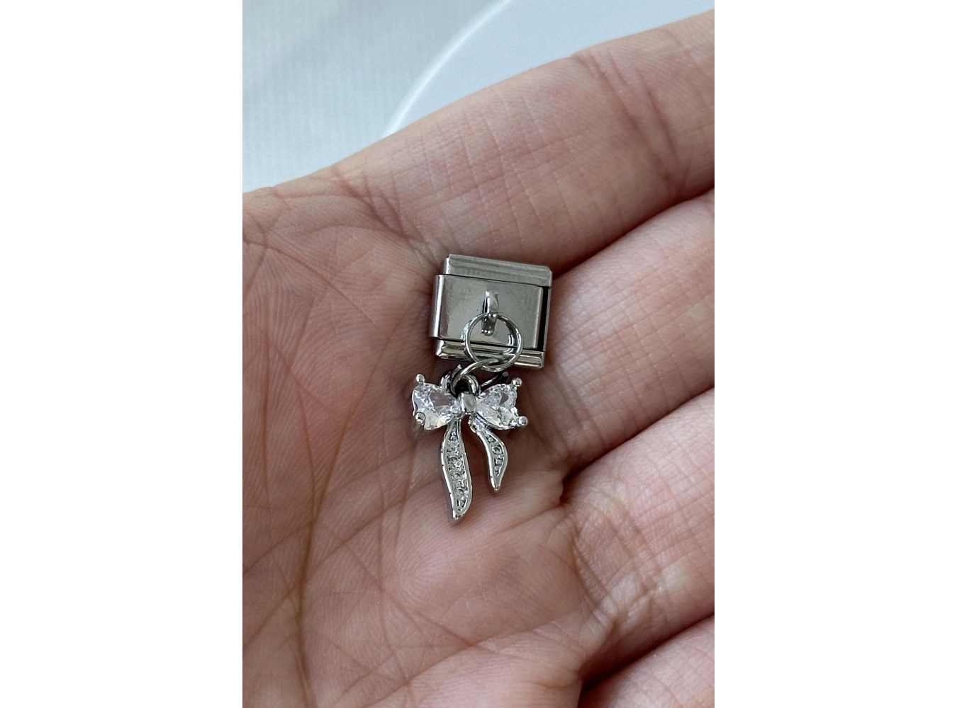 Gümüş Renk Kurdele Figürlü Taş Detaylı Çelik Nomination Charm (Tek)