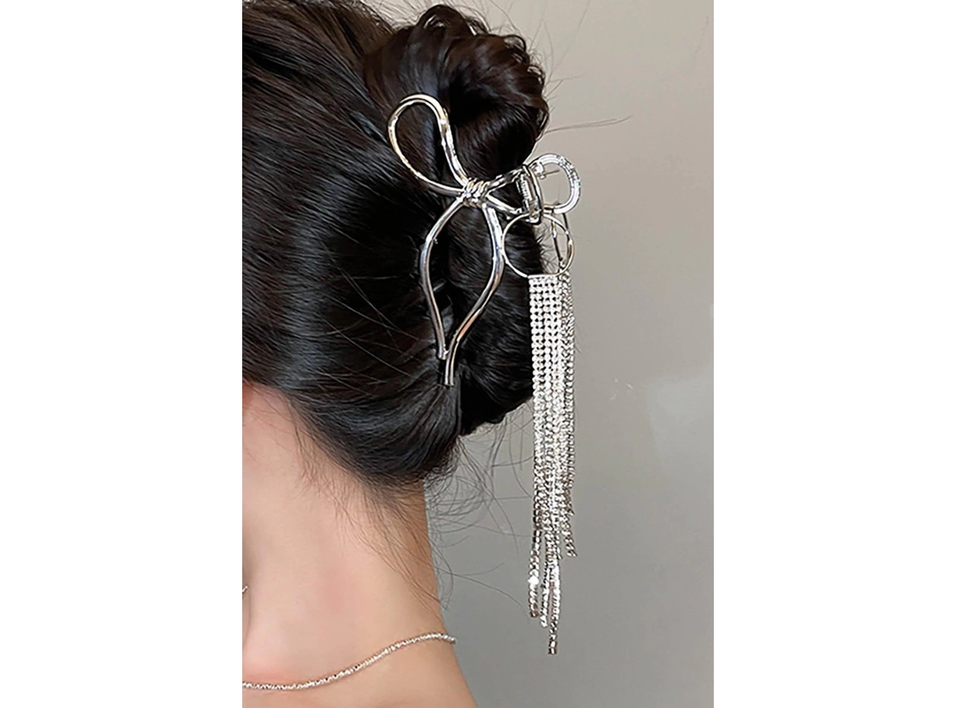 Gümüş Renk Kurdele Figürlü Taş Detaylı Metal Mandal Toka