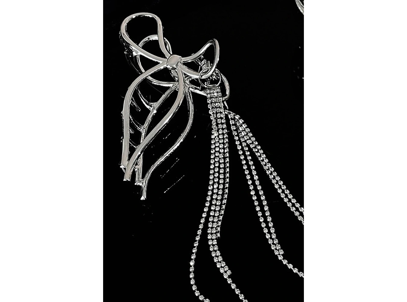 Gümüş Renk Kurdele Figürlü Taş Detaylı Metal Mandal Toka