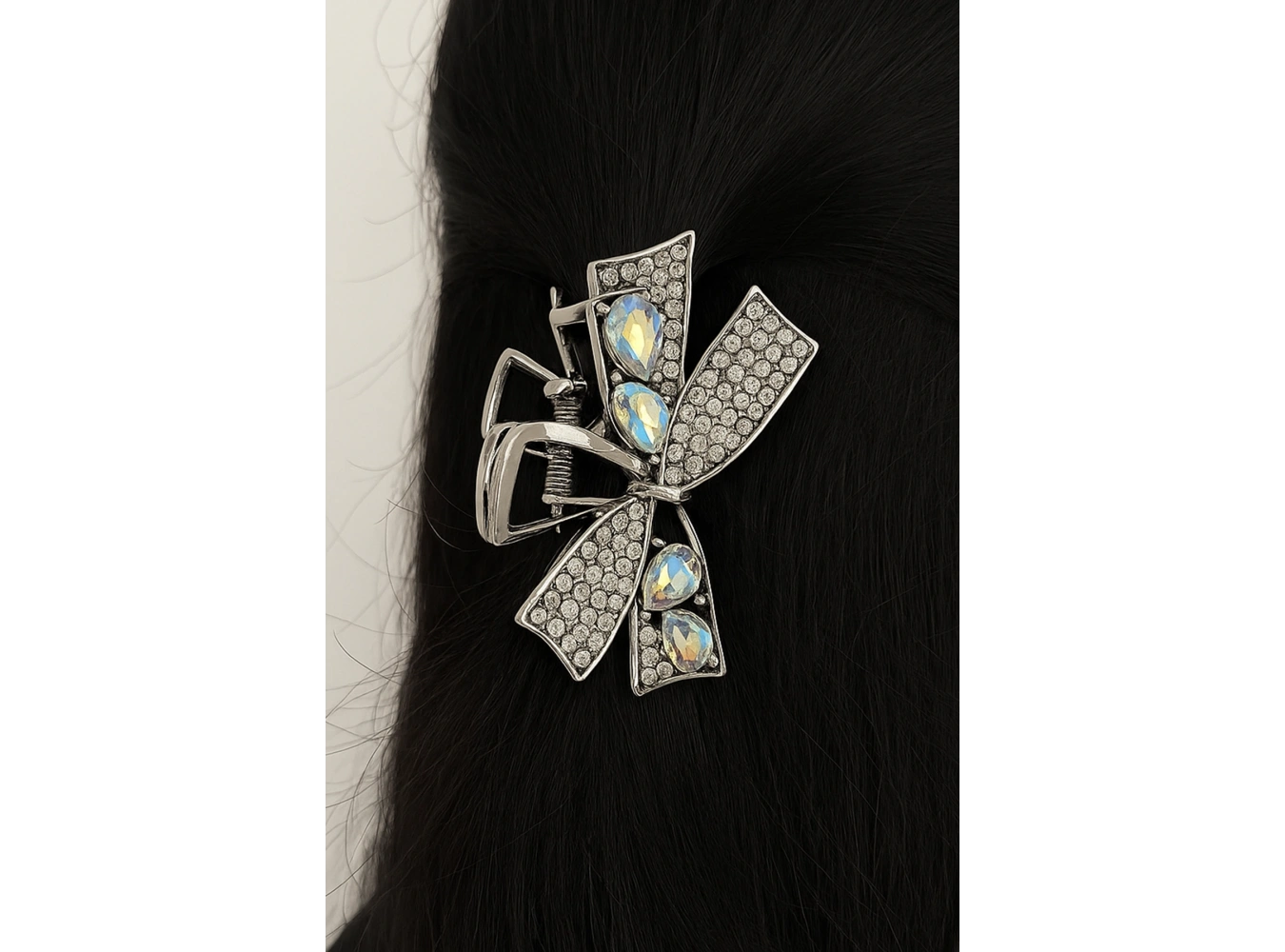 Gümüş Renk Kurdele Figürlü Taş Detaylı Metal Mini Mandal Toka