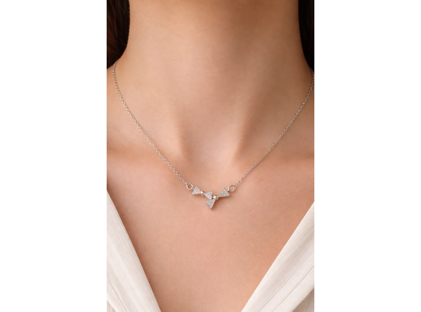 Gümüş Renk Kurdele Figürlü Taşlı Çelik Kolye