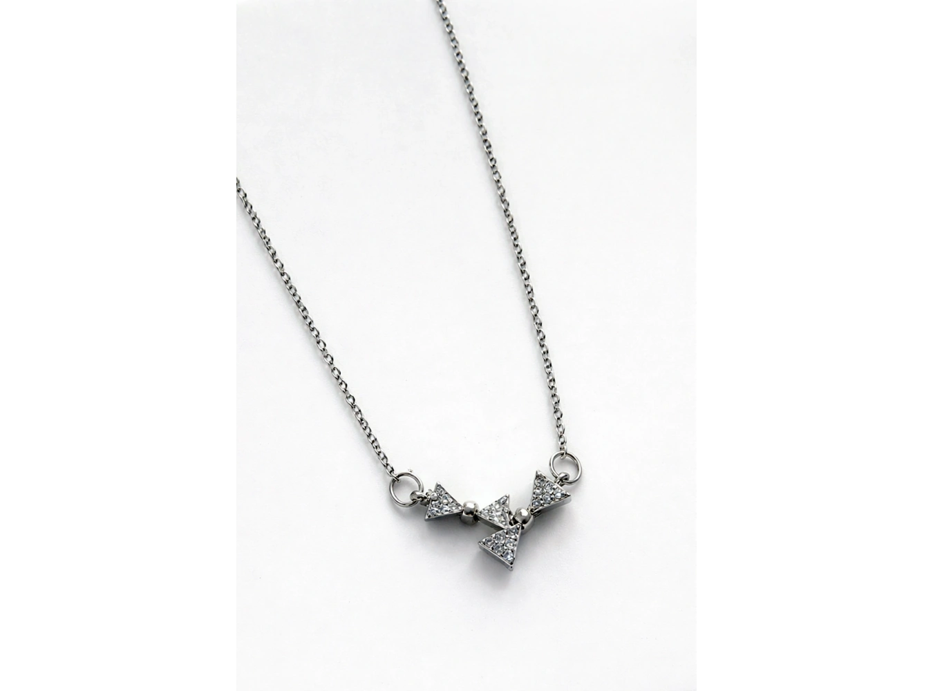 Gümüş Renk Kurdele Figürlü Taşlı Çelik Kolye