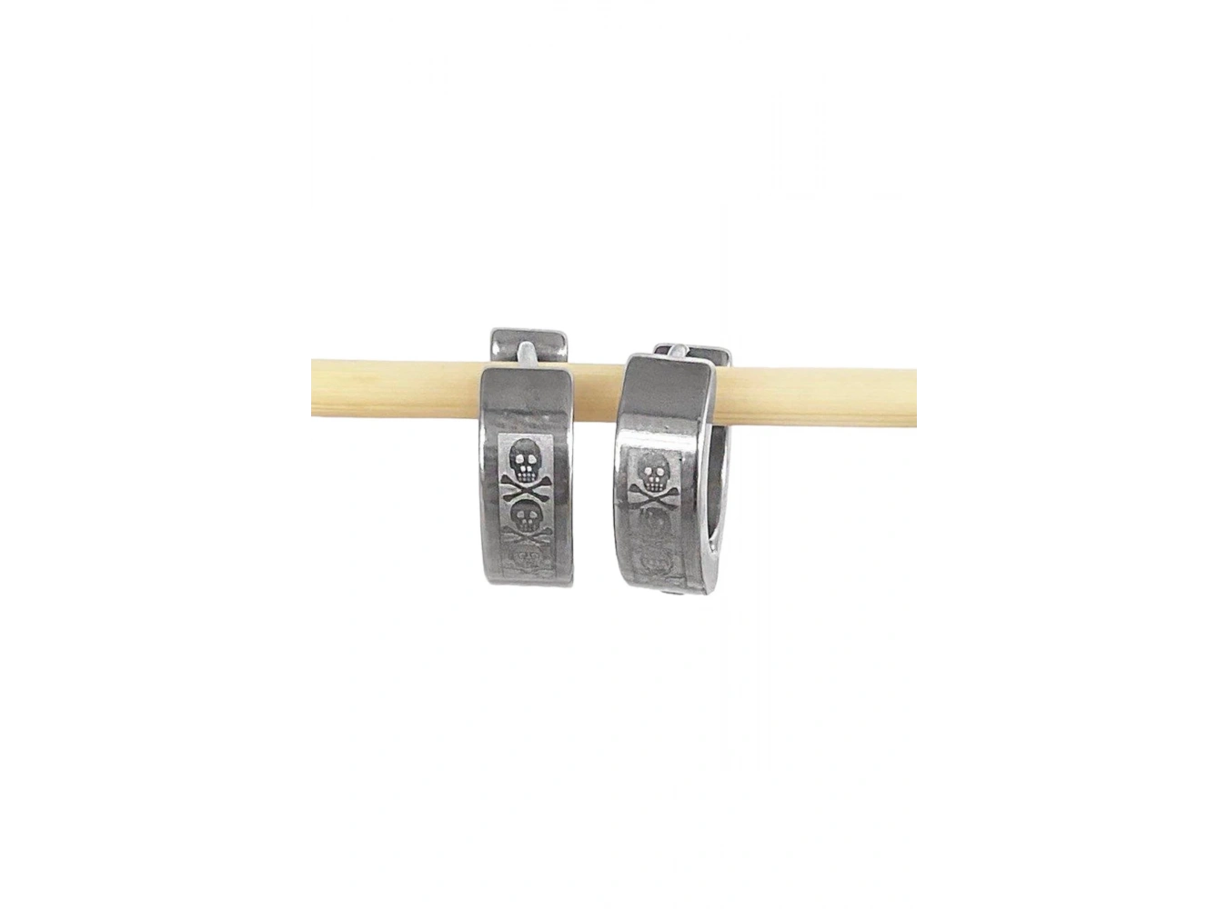 Gümüş Renk Kurukafa Desenli Unisex Halka Çelik Küpe (Çift)