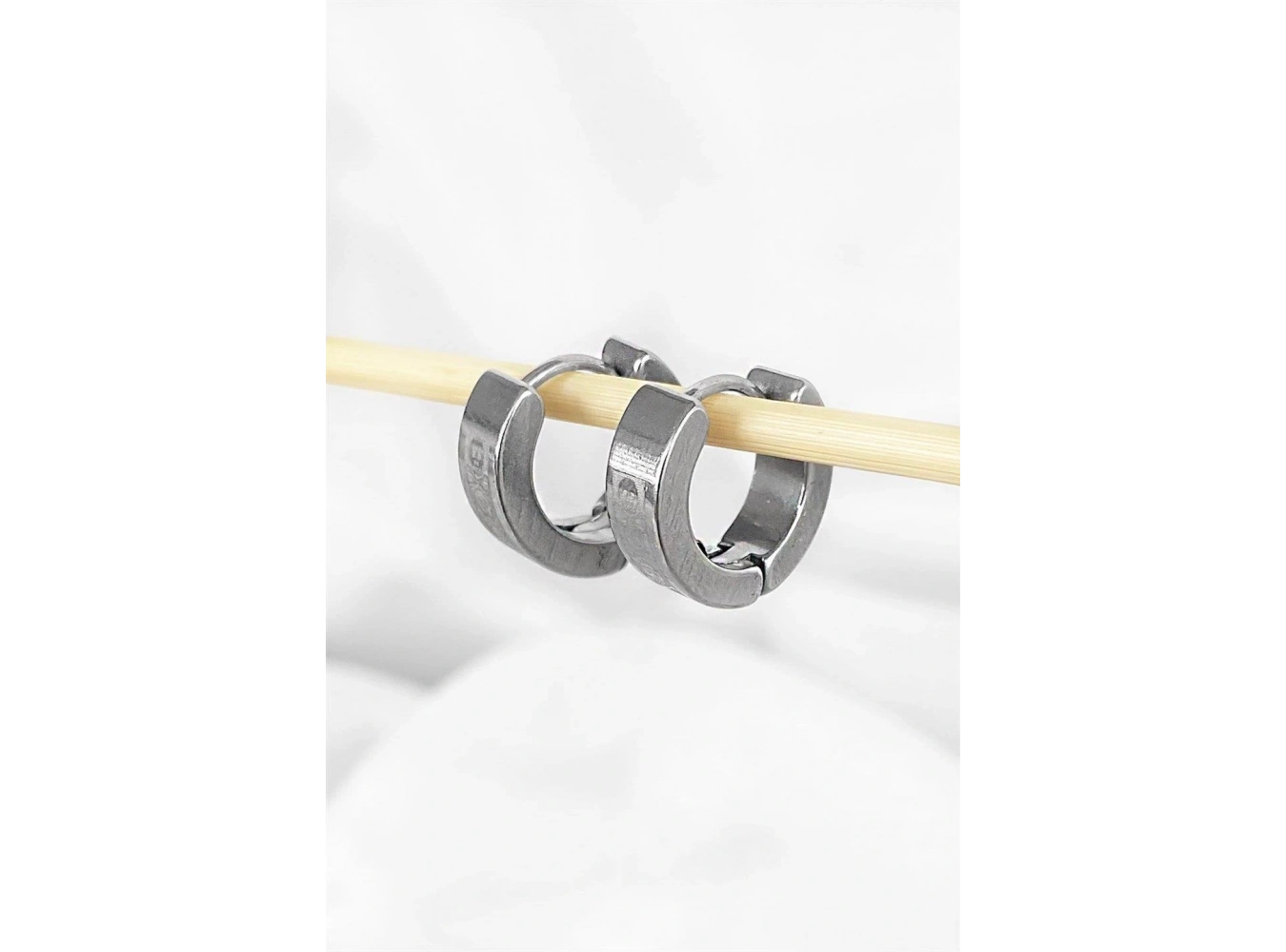 Gümüş Renk Kurukafa Desenli Unisex Halka Çelik Küpe (Çift)