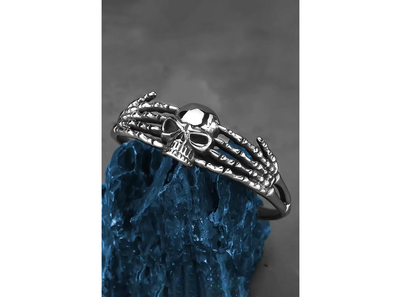 Gümüş Renk Kurukafa Figürlü Erkek Çelik Kelepçe Bileklik