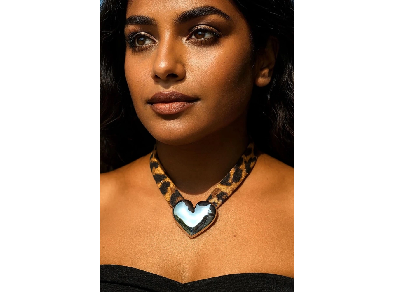 Gümüş Renk Leopar Desenli Kalp Figürlü Tasarım Kolye